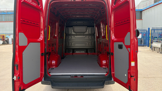 Volkswagen Crafter Cr35 Mwb Diesel Fwd 2.0 TDI 140PS Commerce Plus High Roof Van - Image 18